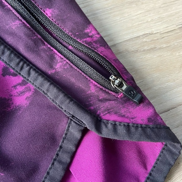 Lululemon Tracker Short III *4-way Stretch
Breezie Regal Plum Black / Black sz 8 - Picture 9 of 11